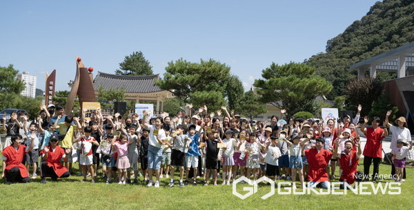 의령군은 지난해 합계출산율이 1.02명으로 경남에서 가장 높아 아이 양육에 친화적인 도시 분위기 조성을 위해 마련한 ‘의령아(兒) 사랑해(愛)’ 출산 장려 프로젝트가 소기의 성과를 거뒀다.