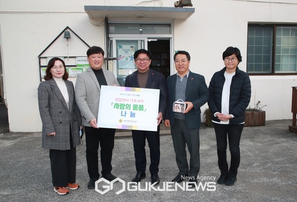 제주도의회는 지난 28일 도내 사회복지시설 4개소(정효원, 제주보육원, 송죽원 등)를 방문, 종사자 및 관계자들을 격려하고 위문품을 전달했다.[사진=제주도의회]