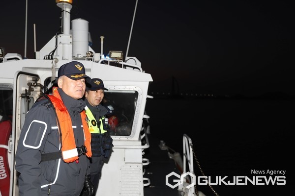 ▲ 박경채서장이 새만금파출소 연안구조정에 탑승해 고군산군도 연안해역 선박 통항로와 취약해역을 둘러보고있다. / 사진=군산해경)
