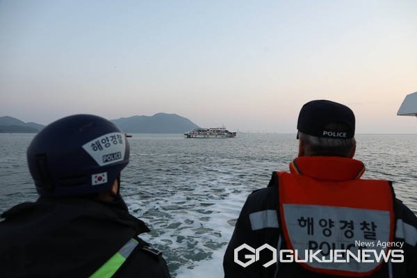 ▲ 박경채 군산해경서장이 파출소 연안구조정을 타고 유람선 해맞이 행사 안전관리를 지휘하고 있다. (사진=군산해경)