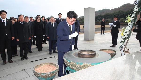 김경학 의장과 의원들은 국립제주호국원과 창열사를 방문해 순국선열과 호국영령의 숭고한 호국 정신과 위훈을 추모하고 제주도민의 무사안녕과 제주의 희망찬 도약을 기원했다.