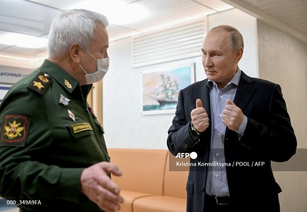 2024년 1월 1일 러시아 모스크바의 비슈네프스키 중앙군사병원을 방문한 블라디미르 푸틴 러시아 대통령. 사진제공/AFP통신
