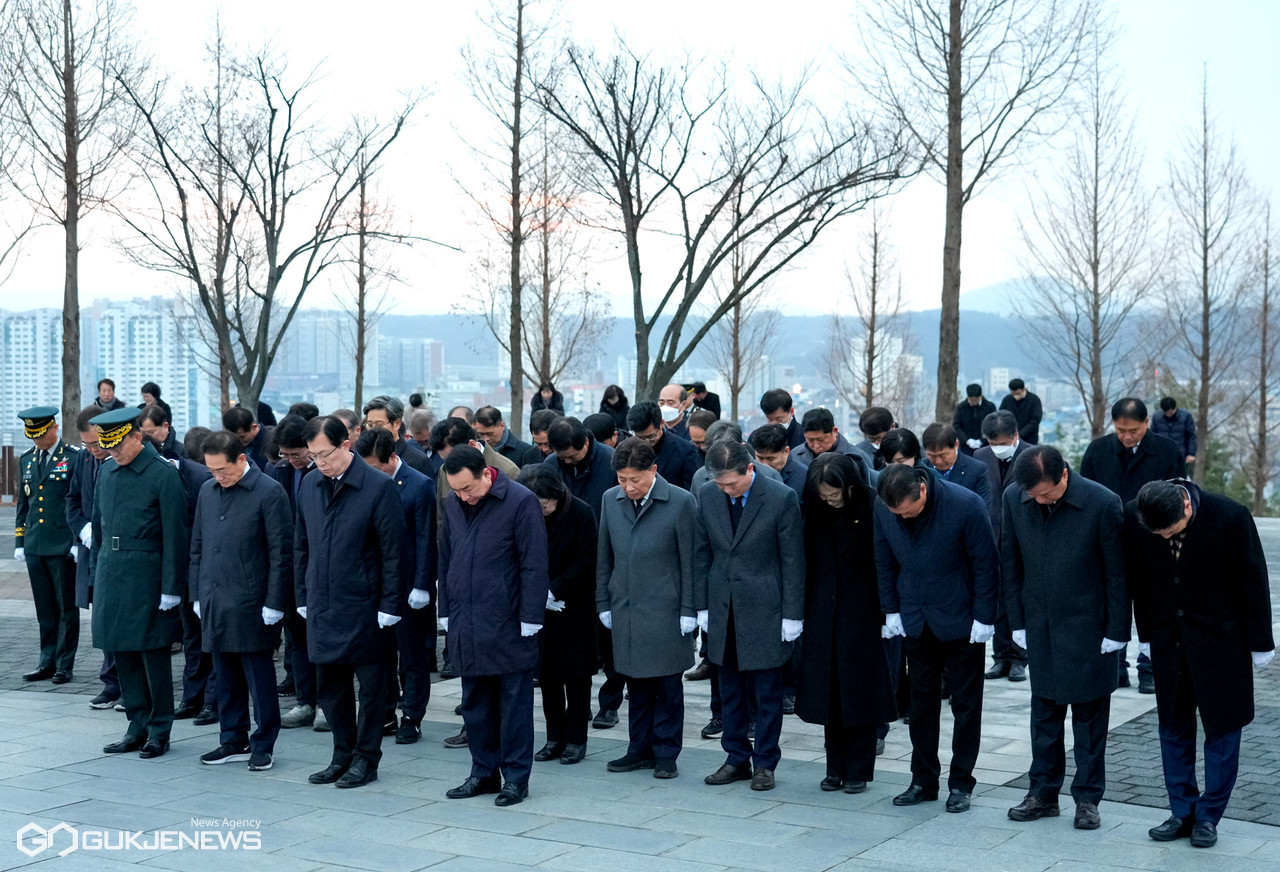 영천시의회, 충혼탑 참배로 2024년 새해 업무 시작