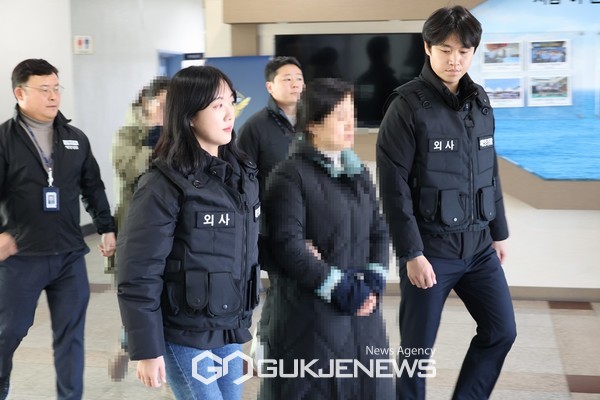 제주해양경찰서(서장 소병용)는 지난달 30일 무사증으로 제주에 입국한 중국인들을 제주도가 아닌 다른 지역으로 불법 이동시키려한 알선책 등 3명을 제주특별법 위반으로 검거해 4일 검찰에 송치했다.[사진=제주해양경찰서]