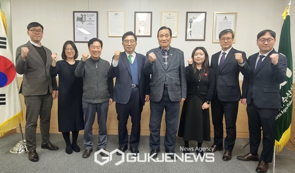 간담회 사진(우측4번째부터) 대한민국헌정회 정책연구위원회 유인학 의장, 김춘진 한국농수산식품유통공사 사장, 대한민국헌정회 정책연구위원회 이만우 실장 [사진제공=한국농수산식품유통공사]