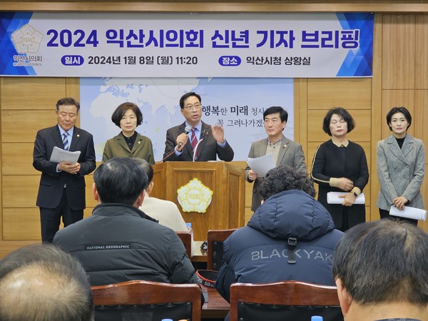 익산시의회, 2024년 신년 기자 브리핑 개최=질의에 답하는 최종오 의장(사진=송영심 기자)