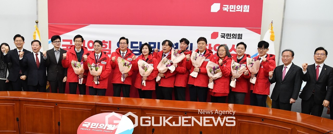 ▲한동훈 비상대책위원장과 윤재옥 원내대표를 비롯한 국민의힘 지도부와 국민의힘에 새로 입당한 영입인사들이 8일 오전 서울 여의도 국회에서 열린 국민의힘 인재영입위원회 입당 및 영입 환영식에서 기념촬영을 하고 있다./사진=이용우기자