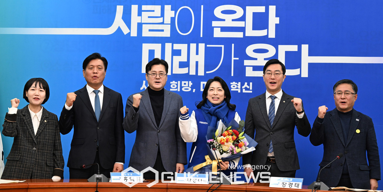 ▲홍익표 더불어민주당 원내대표가 8일 오전 서울 여의도 국회에서 열린 6차 인재영입식에서 황정아 한국천문연구원 박사와 기념촬영을 하고 있다./사진=이용우기자