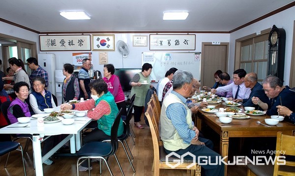 경로당 점심제공 모습(사진=제천시)
