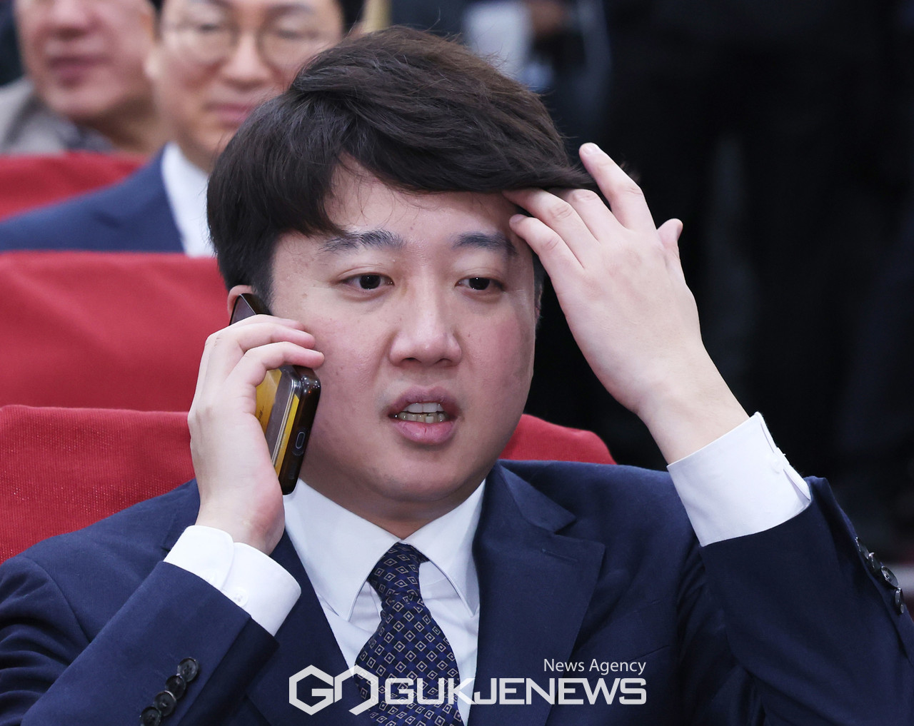 누군가와 통화하는 이준석 < 포토뉴스 < 포토 < 기사본문 - 국제뉴스