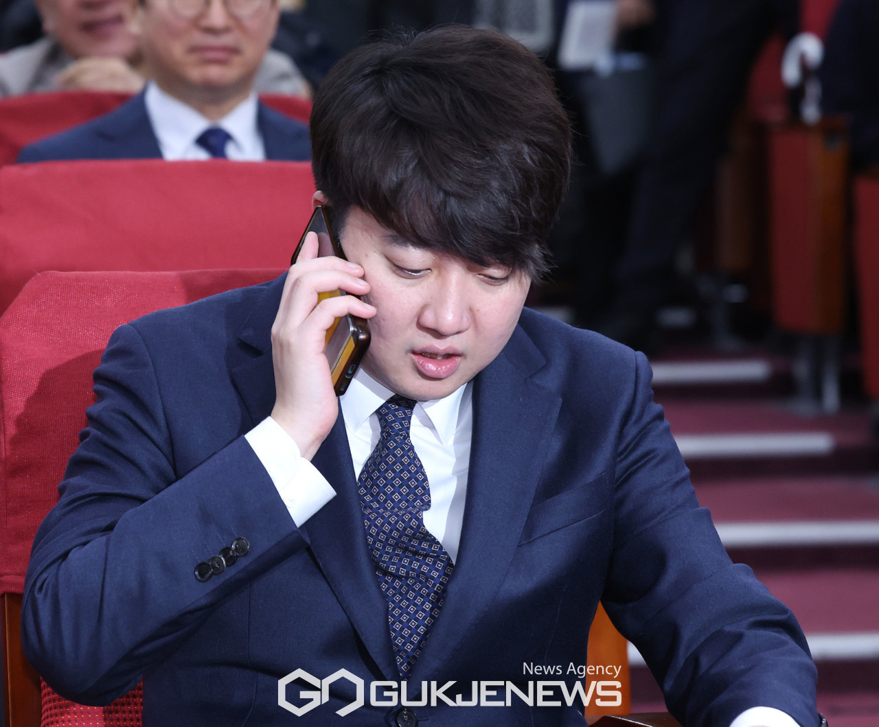 누군가와 통화하는 이준석 < 포토뉴스 < 포토 < 기사본문 - 국제뉴스