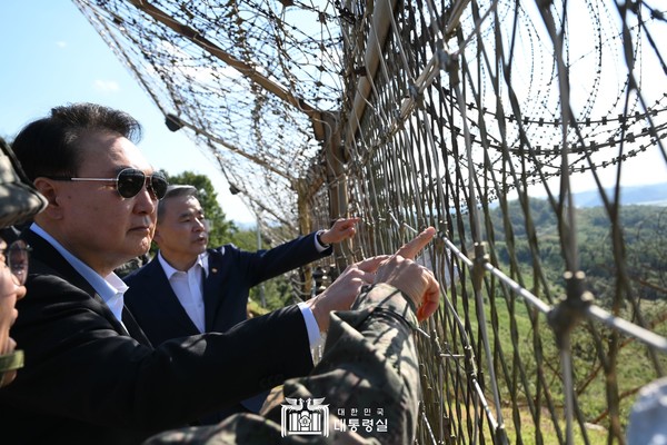 2023년 국군의 날(10월 1일) 윤석열 대통령이 25사단을 방문해 철책을 돌아보고 있다.(사진제공=대통령실)