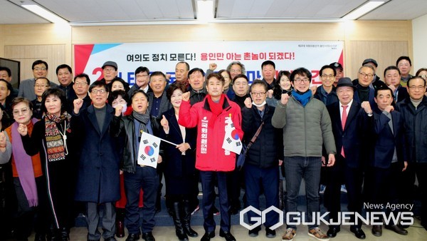 2024. 1. 11 이태용 예비후보 기자회견 후 지지자들과 함께 기념촬영한 모습(사진/이태용 후보실)