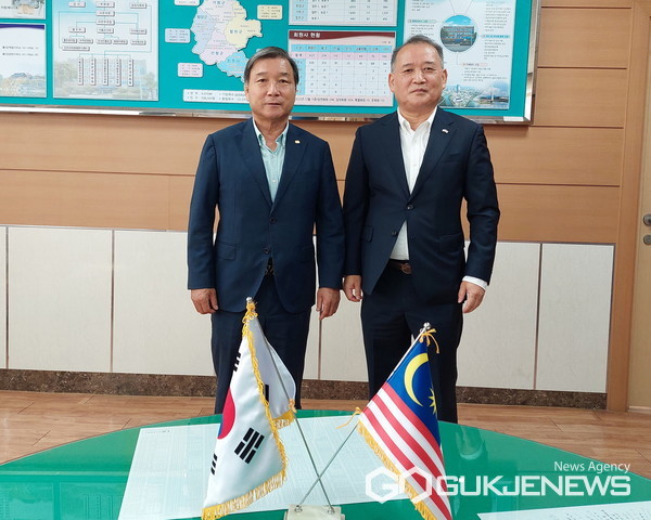 이영춘 회장이 상의 회장실에서 노재열 말레이시아 한국상공회의소 회장과 간담회 후 기념사진을 찍고 있다 출처/진주상공회의소