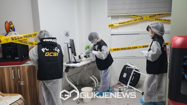 학생들이 혈흔채취를 하고 있다. 사진/금천구청