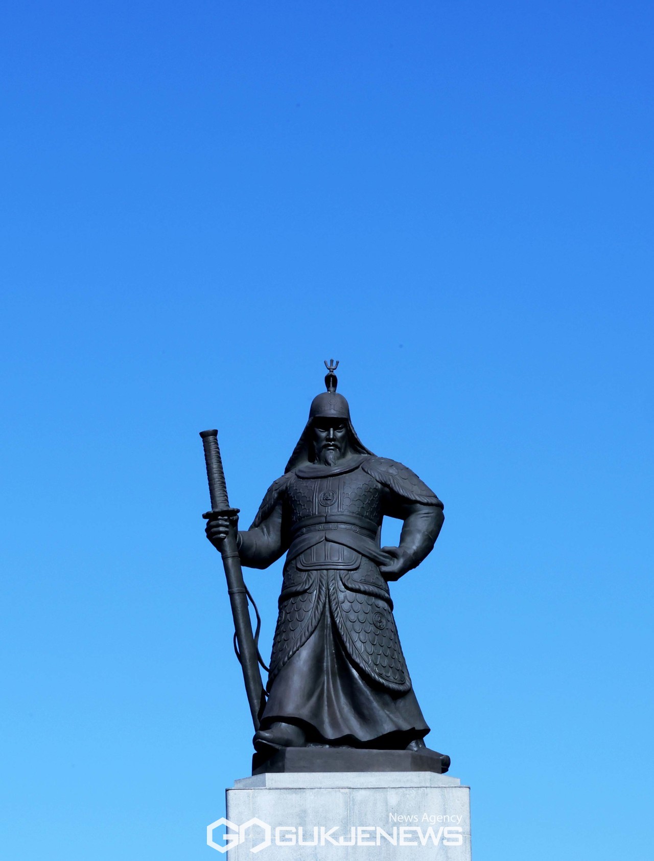 이순신 장군 동상 위로 펼쳐진 파란 서울하늘