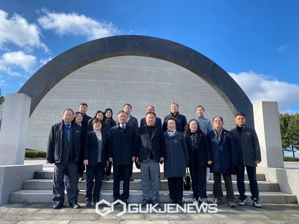 송재호 의원은 15일 제주 4·3 희생자 유족회 사무실에서 김창범 유족회장 등 제주 4·3 희생자 유족회장단과 2023년 성과와 남은 과제를 논의하는 간담회를 가졌다.[사진=송재호 국회의원 사무실]