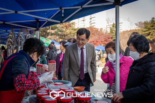직거래 장터를 찾은 이기재 양천구청장 [사진제공=양천구청]
