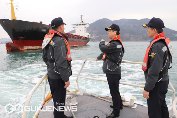 18일, 부산해경서장이 연안구조정을 타고 남외항 안전점검을 하고 있는 모습/제공=부산해경