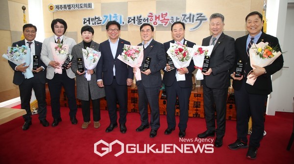 제주도의회 양병우·양용만·양홍식·오승식·하성용·현기종·홍인숙 의원이 대한민국시도의회의장협의회 주관 제14회 우수의정 대상 수상했다.[사진=제주도의회]