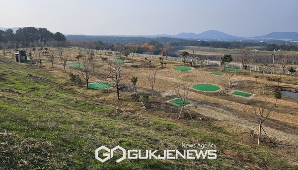 제주시는 합리적인 파크골프장 조성과 효율적인 운영 관리 계획을 마련하기 위해 실시한 파크골프장 타당성 및 운영 관리 방안 연구 용역을 완료한 결과 기 시설(3개소)에 확장은 불가피하고  2029년까지 총 7개소·126홀을 더 확충해야 할 것으로 나타났다.[사진=아라동파크골프장 전경]