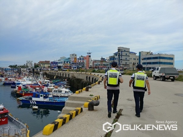 ▲ 군산해양경찰서(서장 박경채)는 오는 25일까지 해상 기상악화가 안전한 운항을 위협하는 수준에 이르고 있다며 조업선과 운항선박에 순찰을 강화하고 있다. / 사진=군산해경