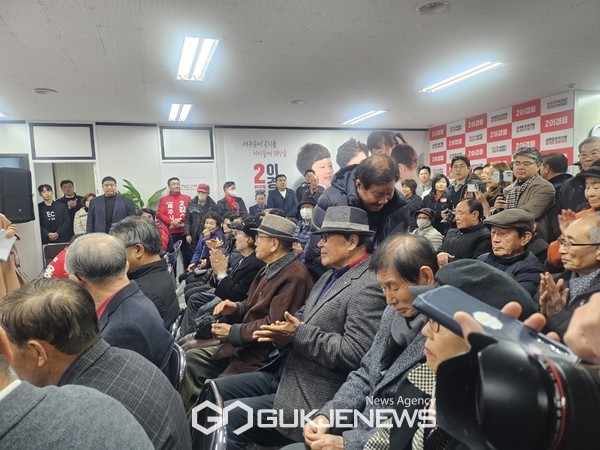 이경용 예비후보의 개소식은 이날 오후 2시 악천후 속에도 천여명이 모인 가운데 성황리 마무리됐다.[사진=문서현 기자]