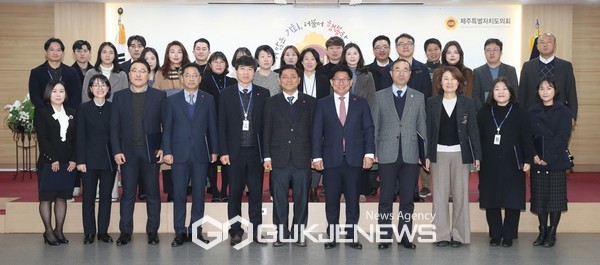 22일 제주도의회는  의원회관 대회의실에서 ‘2024년상반기 정기인사 임용장 수여식’을 개최했다.[사진=제주도의회]