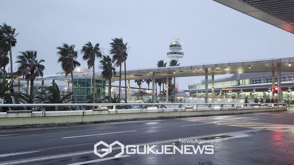 23일 오젇 7시 눈이 내리며 바람이 강하게 불고 있는 제주공항. 사진/강도영 기자