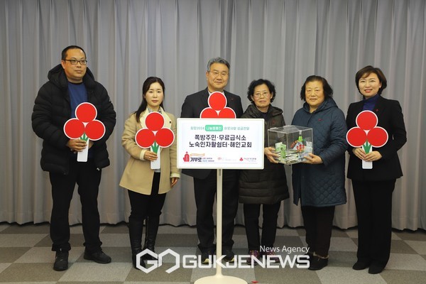 지난 22일 서울시 중구 사랑의열매 회관에서 인천 쪽방촌 주민들의 성금 전달식이 진행됐다. (왼쪽부터 주민대표 이창규님, 인천쪽방상담소 엄경아 소장, 인천내일을여는집 이준모 이사장, 주민대표 강청자님, 이정순님, 사랑의열매 심정미 전략모금본부장) [사진제공=사랑의열매]