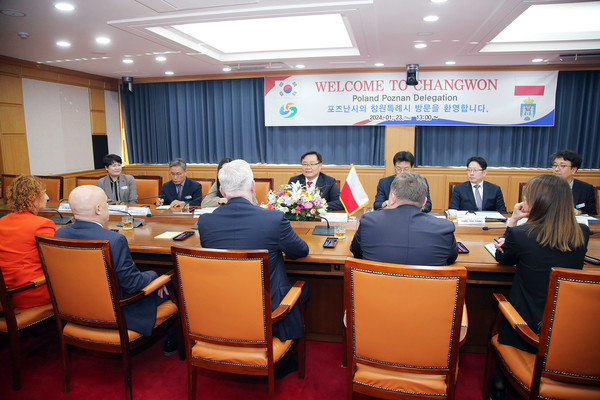 (사진제공=창원특례시)창원시와 국제 우호협력을 체결한 폴란드 포즈난시의 야첵 야스코비악 시장 및 기업 관계자들이 창원시를 방문, 방위산업등 각종 정책 노하우 공유, 인력양성 협력 및 문화 교류 등 민간 영역에서의 다양한 교류를 희망했다.