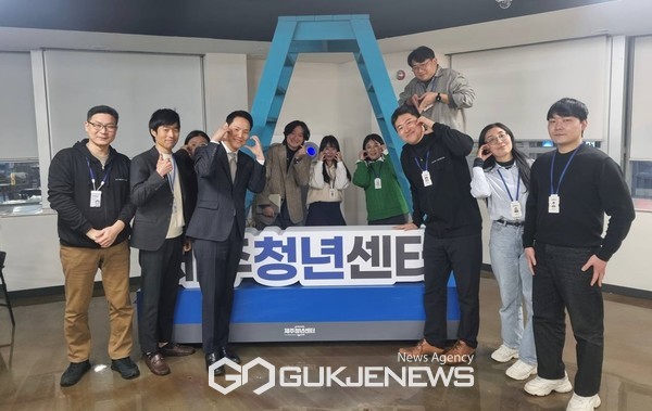 김한규 의원은 24일 오후 제주청년센터를 방문해 강태훈 센터장을 비롯한 직원들과 간담회를 가졌다.[사진=김한규 국회의원실]