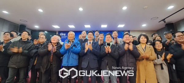 더불어민주당 제주시 갑 문대림 예비후보는 25일 오전 제주도의회 도민카페서 제22대 국회의원 출마 기자회견을 열고 제주미래농업센터, 경로당 주5일 점심제공, 초등돌봄 국가책임제 공약했다.[사진=문서현 기자]