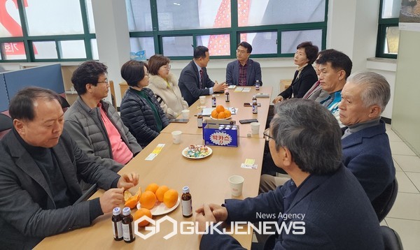 고기철 제22대 국회의원선거(총선) 서귀포시 선거구 예비후보(62·국민의힘)가 농지법 개정과 제2공항에 따른 제주지역 부동산 관련 현안문제에 대해 공인중개사협회 임원 등과 차담회를 갖고 부동산 중개업자들의 애로사항을 정취했다.[사진=고기철 예비후보 사무소]