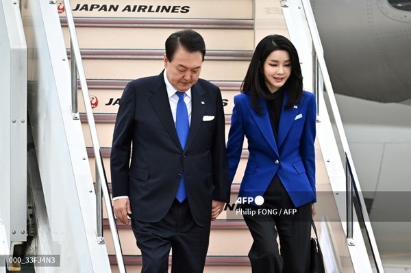윤석열(왼쪽) 대통령과 부인 김건희(오른쪽) 여사. 사진제공/AFP통신