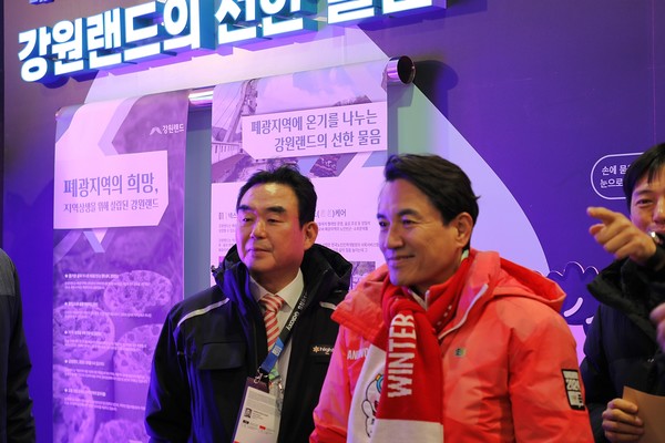 강원랜드, 김진태 강원도지사(우측)가 최철규 강원랜드 대표이사직무대행(좌측)과 함께 2024 강원동계청소년올림픽 현장을 점검하고, 팝업 전시현장에 들렀다.(사진=강원랜드)