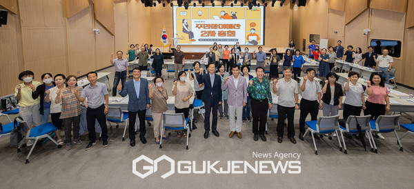 지난해 양천구 주민참여예산심의위원 2차 총회에서 위원들과 소통중인 이기재 양천구청장 [사진제공=양천구청]