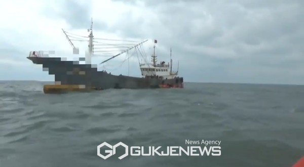 제주해역에 허가를 받지 않고 조업하던 중국 어선이 또 적발됐다. 올해 들어 이번이 4번째 적발이다.[사진=제주해양경찰서]