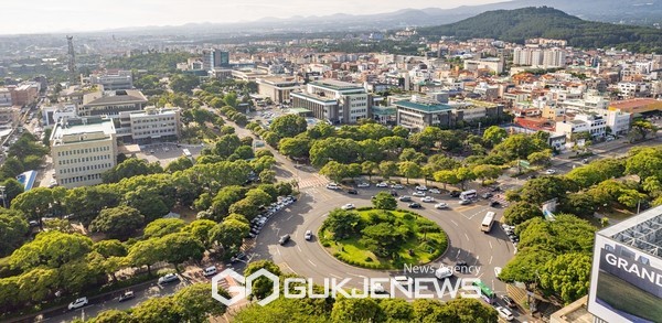 제주도는 지난해 10월 31일 제주 전 지역이 ‘수산물 안심관리 마을’로 지정됐으며, 이후 163건의 방사능검사를 실시해 적합 판정을 받았고, 올해 처 수산물 방사능 검사에서도 모두 적합 판정을 받았다.[사진=제주도청 전경]