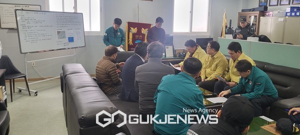 29일 제주도의회 농수축경제위원회 위원들은 어선 침수·전복사고 발생으로 설치된 성산포항 현장 상황실을 찾아 “어선사고로 인한 실종자 수색에 총력을 다해줄 것”을 당부했다.[사진=제주도의회]