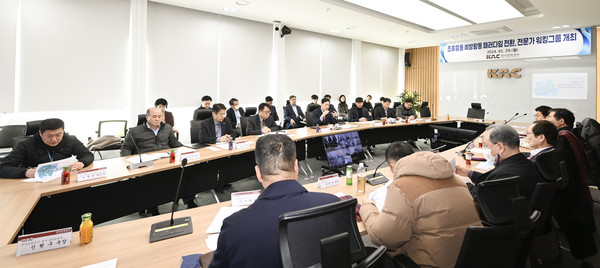 29일, 서울 강서구 본사에서 열린‘전문가 워킹그룹 회의’에서 윤형중 한국공항공사 사장과 각계 전문가들이 조류충돌 예방활동 강화를 위한 방안을 논의하고 있다.(사진제공=한국공항공사)