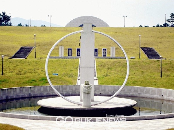 제76주년 4·3희생자 추념식 슬로건이 ‘불어라 4·3의 봄바람, 날아라 평화의 씨’로 최종 선정됐다.[사진=4.3평화공원 조형물]