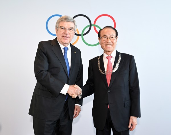 사진 좌측 부터토마스 바흐 IOC위원장, 윤세영 SBS미디어그룹 창업회장. 사진제공=대한체육회