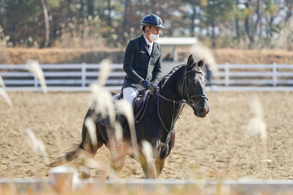 승마대회 참가한 경주퇴역 승용마의 대회 모습(사진=한국마사회)