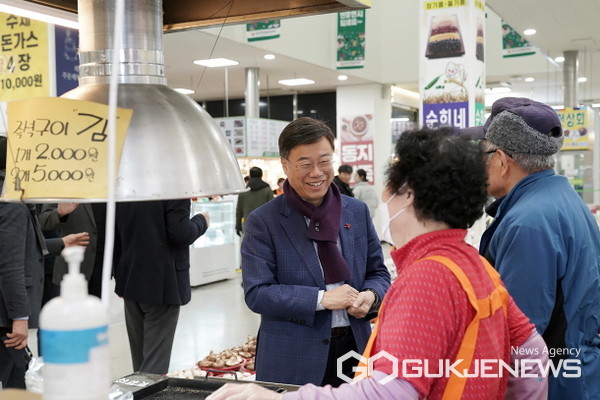 (사진=성남시)설 앞두고 관내 전통시장을 방문하고 있는 신상진 성남시장