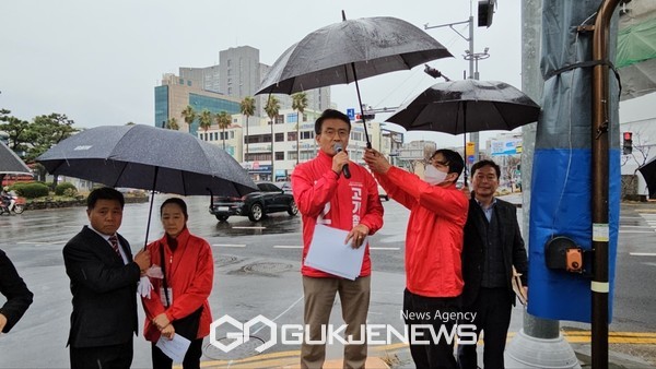 국민의힘 서귀포 고기철 예비후보는 지난 4일 개소식에서는 "지역 경제는 최악인데 서귀포시의 대도약을 가져올 수 있는 제2공항과 관련한 갈등은 끊이지 않고 있고, 사회적 격차와 불평등도 커지고 있다"라며 "우리 미래의 희망인 청년의 비전은 사라졌고, 청년들은 서귀포를 떠나고 있다"고 밝혔다.[사진=문서현 기자]