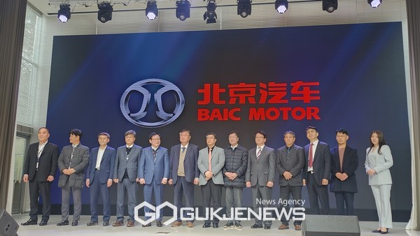 사진=베이징코리아 구성원들이 무대에 올라 참관객들에게 인사를 전하고 있다./최정범 기자