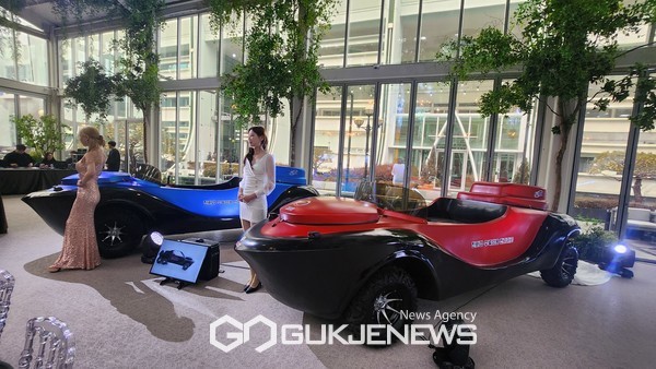 사진=수륙양용차 EA5와 업그레이드 한 신형 수륙양용차 EA7이 동행페어 현장에서 공개되었다./최정범 기자