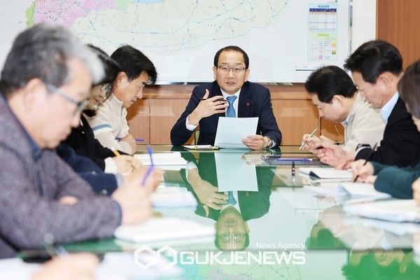 강병삼 제주시장은 7일 첫째 주 주간 간부회의를 열고  설 연휴 기간 공직 신분과 역할에 맞는 기강을 확립할 것을 주문하면서 특히 설날 당일부터 체육대회, 문화예술행사 등 일부 행사를 개최하는 것이 제한된다"며 "관련 부서에서는 제한·금지되는 기준을 다시 확인하고 개최 기준을 세세하게 정리해 시민과 공직자에게 안내해달라"고 강조했다.[사진=제주시청]