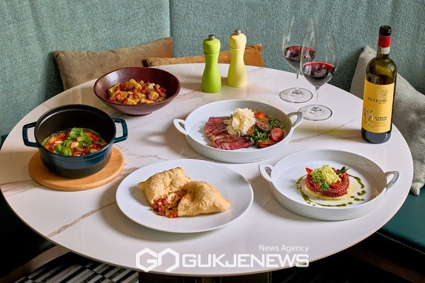 롯데관광개발은 최근 제주 드림타워 복합리조트 내 그랜드 하얏트 제주의 올데이 캐주얼다이닝 ‘카페 8’에서 미쉐린 2스타 레스토랑 출신의 셰프, 루이지 트로이즈(Luigi Troise)를 신임 총괄셰프로 영입해 지중해 스타일의 이탈리안 요리를 새롭게 선보인다고 밝혔다. [사진=롯데관광개발]